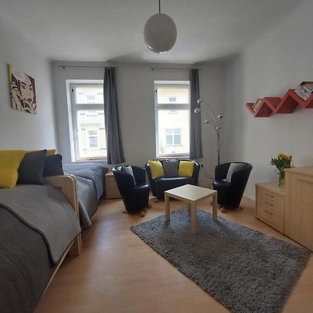 Schoene Zwei-Zimmer-Wohnung "W2" Mit 4 Einzelbetten Und Wlan In Zwenkau Bei Leipzig Im Neuseenland Exteriör bild