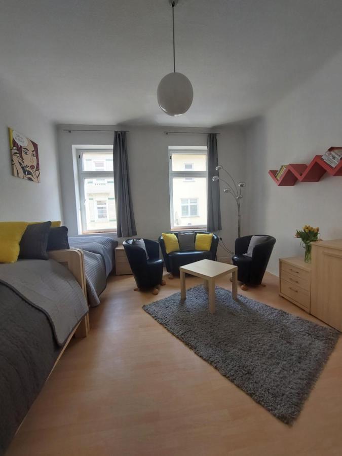 Schoene Zwei-Zimmer-Wohnung "W2" Mit 4 Einzelbetten Und Wlan In Zwenkau Bei Leipzig Im Neuseenland Exteriör bild