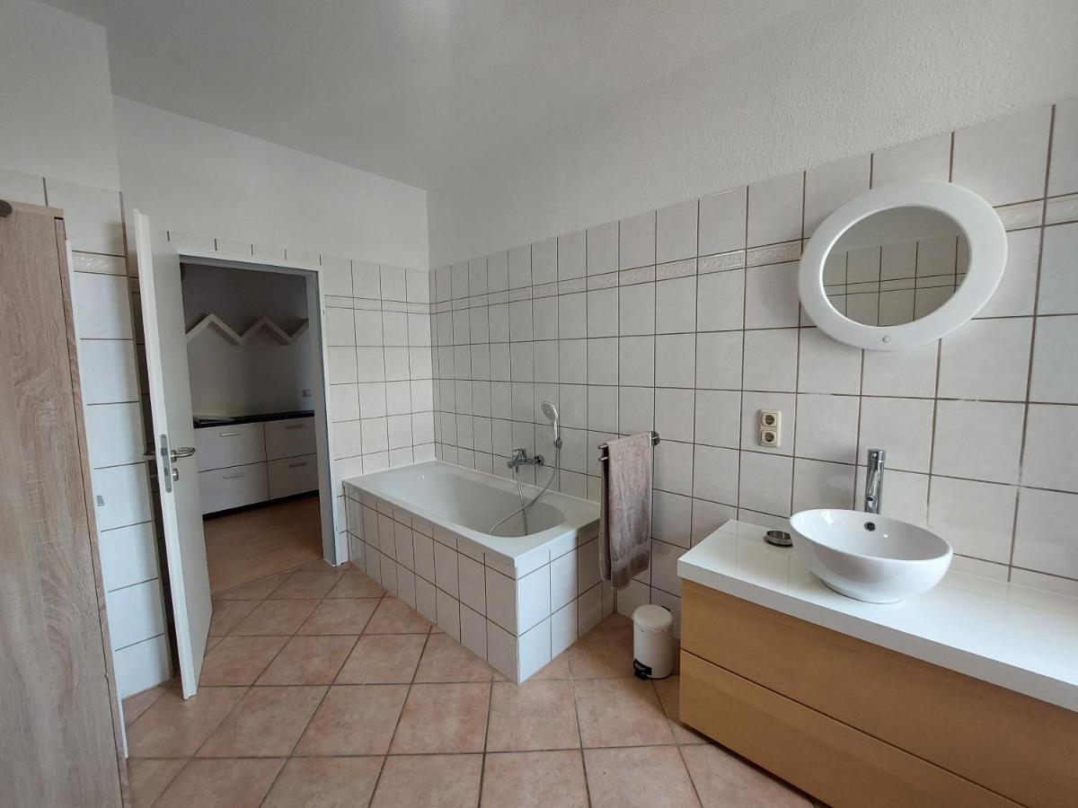 Schoene Zwei-Zimmer-Wohnung "W2" Mit 4 Einzelbetten Und Wlan In Zwenkau Bei Leipzig Im Neuseenland Exteriör bild